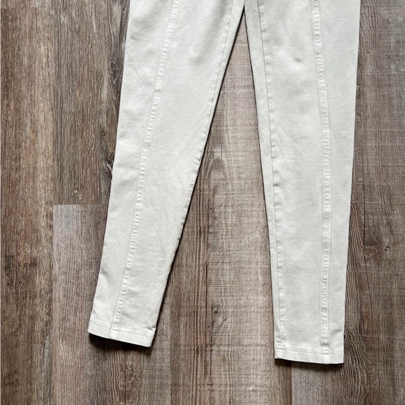 Aerie Offline High-Rise Real Me 7/8 Legging in Light Gray - Picture 3 of 6